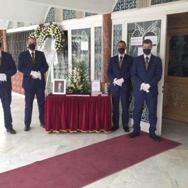 Είσοδος Ναού - Στεφάνια - Προσωπικό - Γραφείο Τελετών Φωτεινοπούλου Δήμητρα